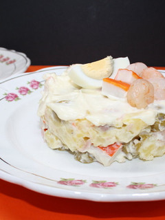 Una foto de Ensaladilla de gambas y surimi con mayonesa de ajo