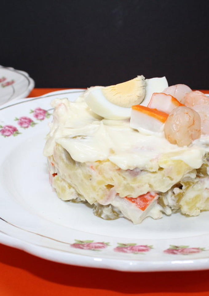 Una foto de Ensaladilla de gambas y surimi con mayonesa de ajo