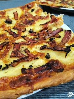 Una foto de Pizza trufada de patatas y bacon