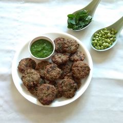 A picture of Methi lilva muthiya.