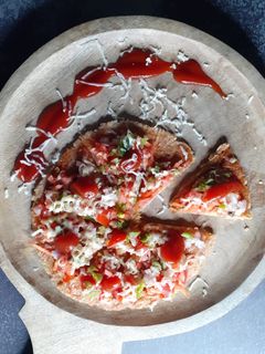 ભાખરી પીઝા (Bhakhri Pizza Recipe In Gujarati) રેસીપી મુખ્ય ફોટો