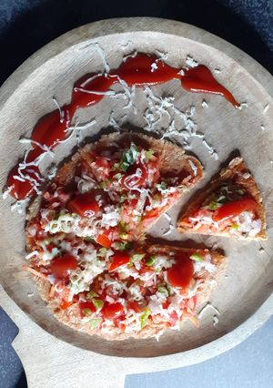 ભાખરી પીઝા (Bhakhri Pizza Recipe In Gujarati) રેસીપી મુખ્ય ફોટો