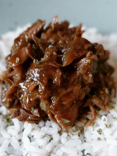Una foto de Carrilleras al Oporto desmigadas con arroz blanco