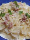 Pasta farfalle en salsa blanca con jamón y queso