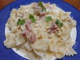 Pasta farfalle en salsa blanca con jamón y queso