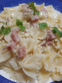 Una foto de Pasta farfalle en salsa blanca con jamón y queso