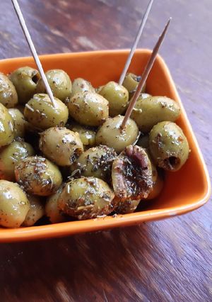 Une photo de Olives marinées aux herbes et piment d'Espelette
