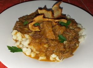 Una foto de Gulash con spaetzles