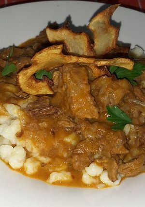 Una foto de Gulash con spaetzles