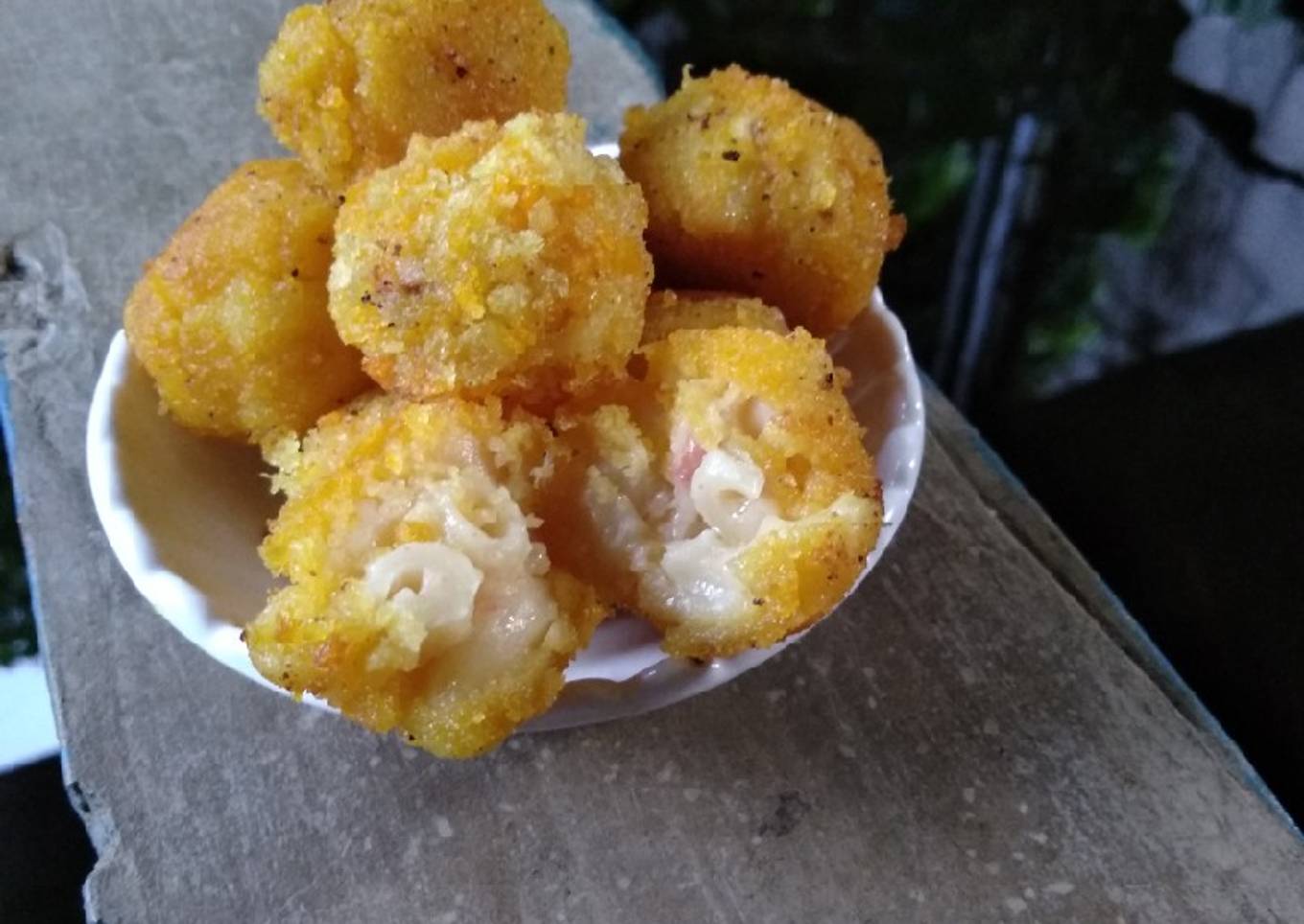 Macaroni cheese ball