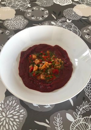Une photo de Tartare de saumon sur mousseline de betterave