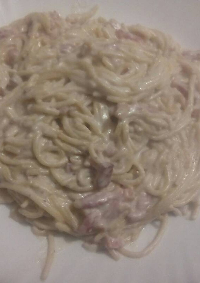Una foto de Espagettis al roquefort con beicon 