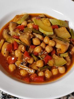 Una foto de Cazuela de verduras con garbanzos