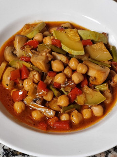 Una foto de Cazuela de verduras con garbanzos