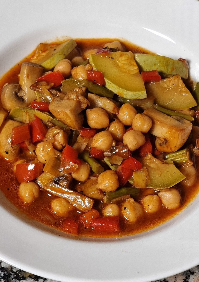 Una foto de Cazuela de verduras con garbanzos