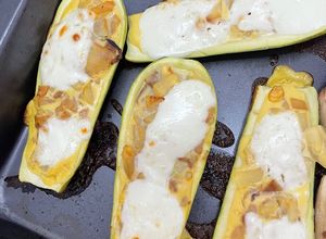 Una foto de Zapallito Zucchini relleno de huevo y queso