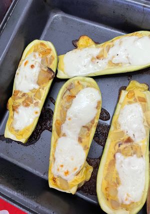 Una foto de Zapallito Zucchini relleno de huevo y queso