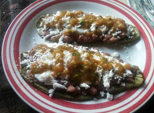 Una foto de Huaraches con nopal