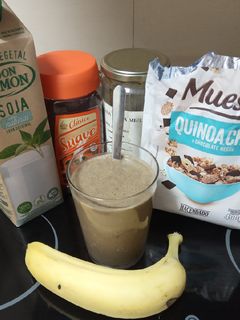 Una foto de Batido de Soja, muesli, plátano y café