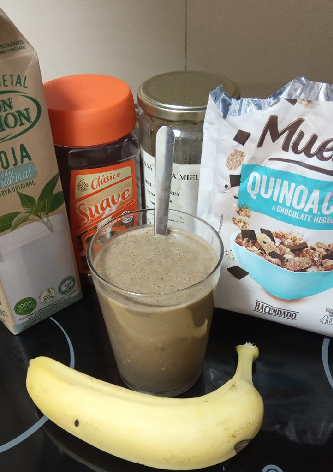 Una foto de Batido de Soja, muesli, plátano y café