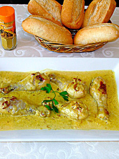 Una foto de Jamoncitos de pollo bañados en salsa curry