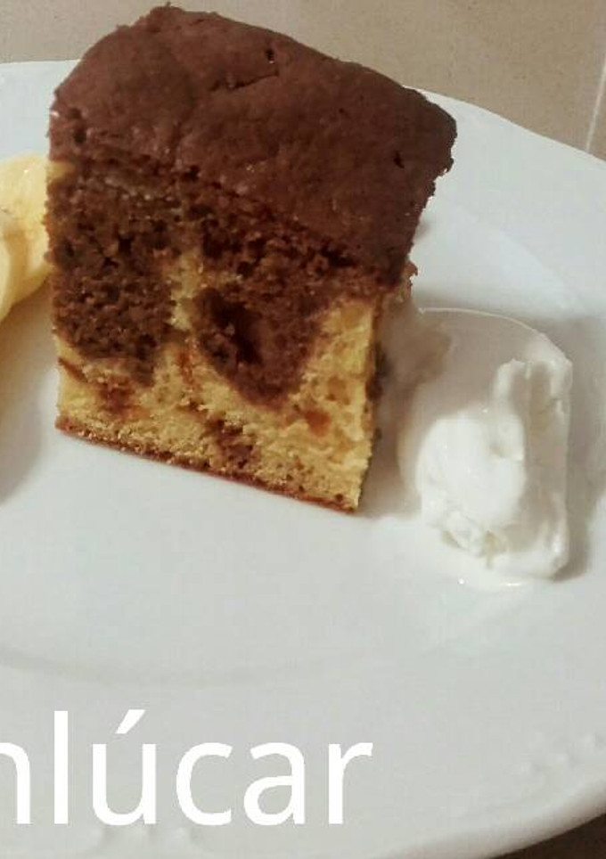 Una foto de Pastel de plátano al chocolate con especias tiger y nueces garrapiñadas