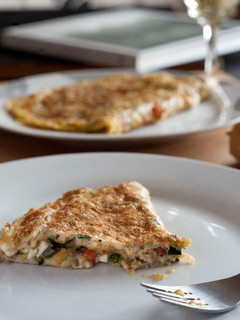 Una foto de Tortilla de verduras, piñones y queso fresco