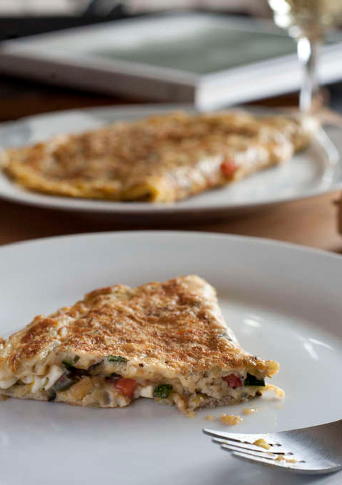 Una foto de Tortilla de verduras, piñones y queso fresco
