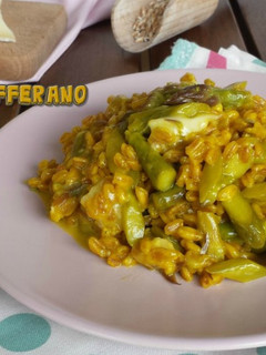 Foto di Farro allo zafferano con asparagi e Brie