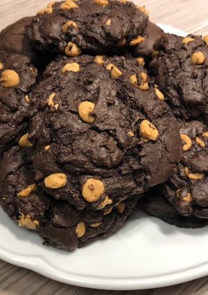 Una foto de Cookies de chocolate con chips de mantequilla de maní
