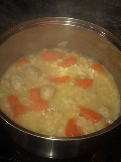 Una foto de Sopa con zanahoria y pelotas