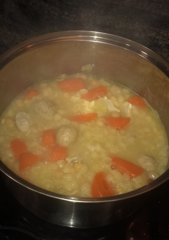 Una foto de Sopa con zanahoria y pelotas