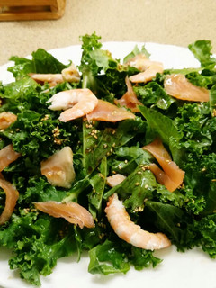 Una foto de Ensalada de kale con salmón y vinagreta de sésamo