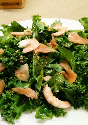 Una foto de Ensalada de kale con salmón y vinagreta de sésamo