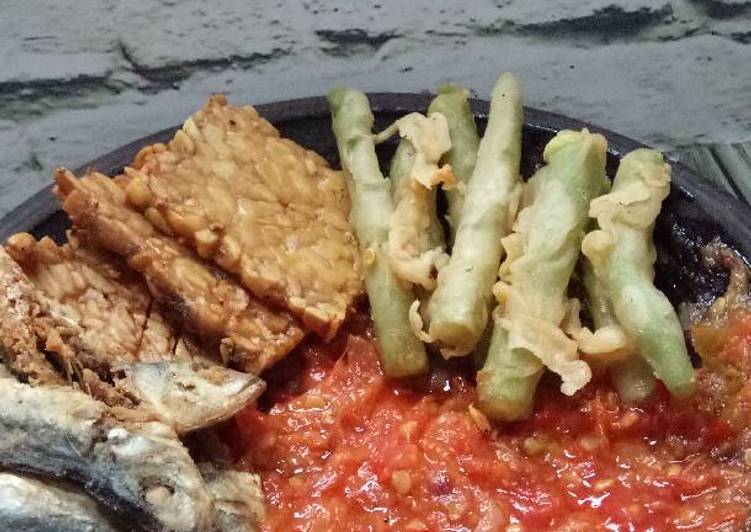 Cara Membuat Sambal tomat buncis cryspi, ikan asin dan tempe goreng Untuk Pemula!