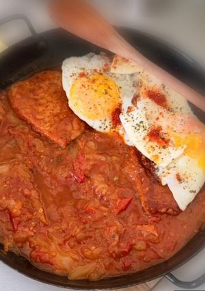 Lecsós szelet tükörtojással recept fotója