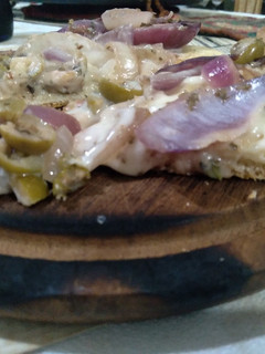 Una foto de Pizza de cebolla bicolor 🍕