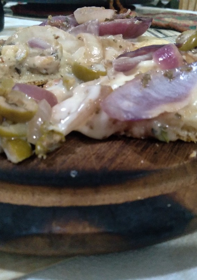 Una foto de Pizza de cebolla bicolor 🍕