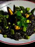 Risotto à l'encre de seiche, moules et asperges vertes
