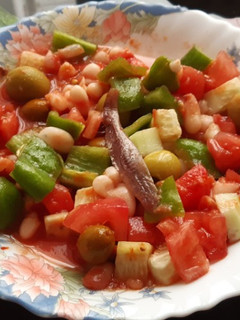 Una foto de Ensalada de alubias con aliño de anchoas