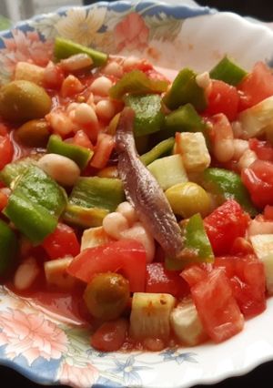 Una foto de Ensalada de alubias con aliño de anchoas