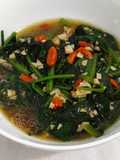 Spinach with goji berry