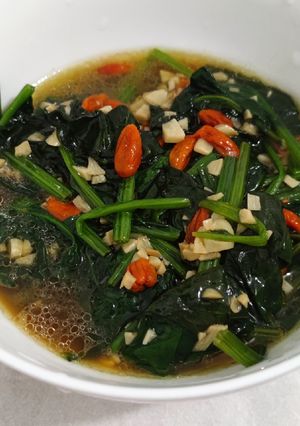 A picture of Spinach with goji berry.