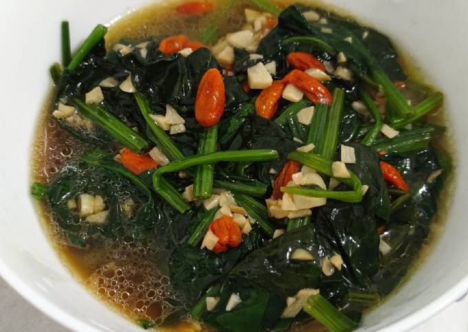Spinach with goji berry