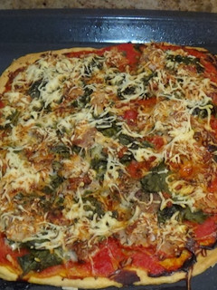 Una foto de Pizza de lomo y espinacas