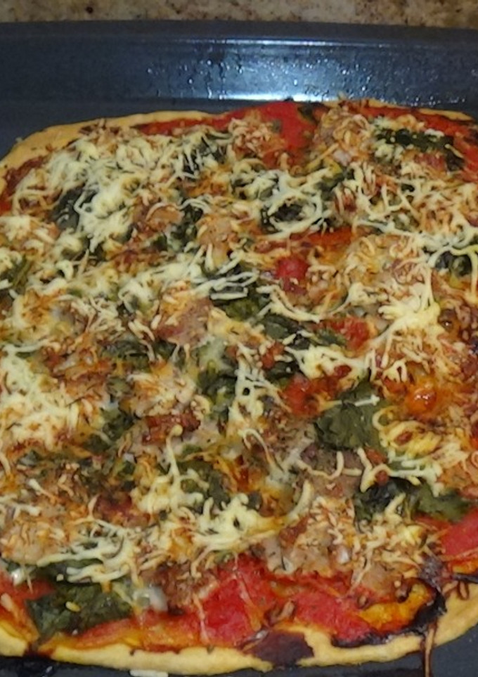 Una foto de Pizza de lomo y espinacas