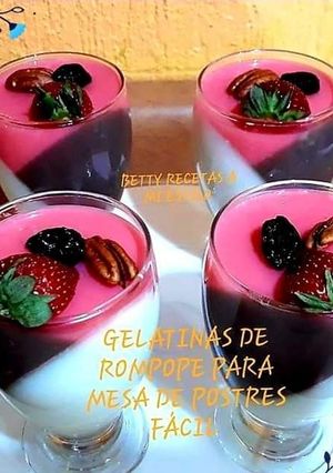 Una foto de Gelatina de rompope para mesa de postres fácil