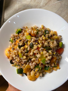 Foto di Farro mix con gamberi zucchine e pomodorini