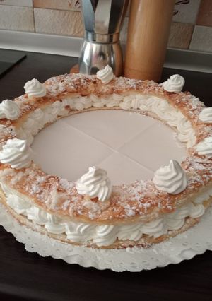 Una foto de Corona de Hojaldre y Nata