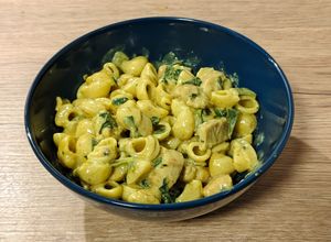 Foto principal de Wok de pollo y pasta corta al curry con estragón